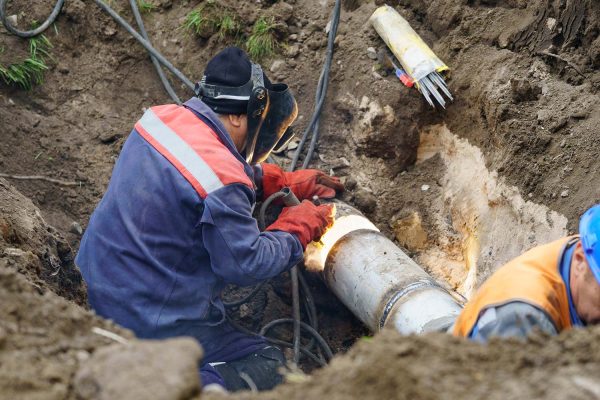 utility-worker-fixing-broken-water-main-sewerage-resize.jpg